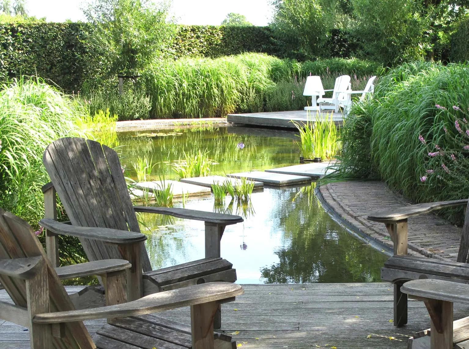 Panta Rhei: Zicht op vijver met stapstenen | Het Buitenland Tuin en Landschap (vijvertuin, tuinontwerp Nijmegen, tuinarchitect Nijmegen) Zicht vanaf houten vlonder op vijver met stapstenen pad